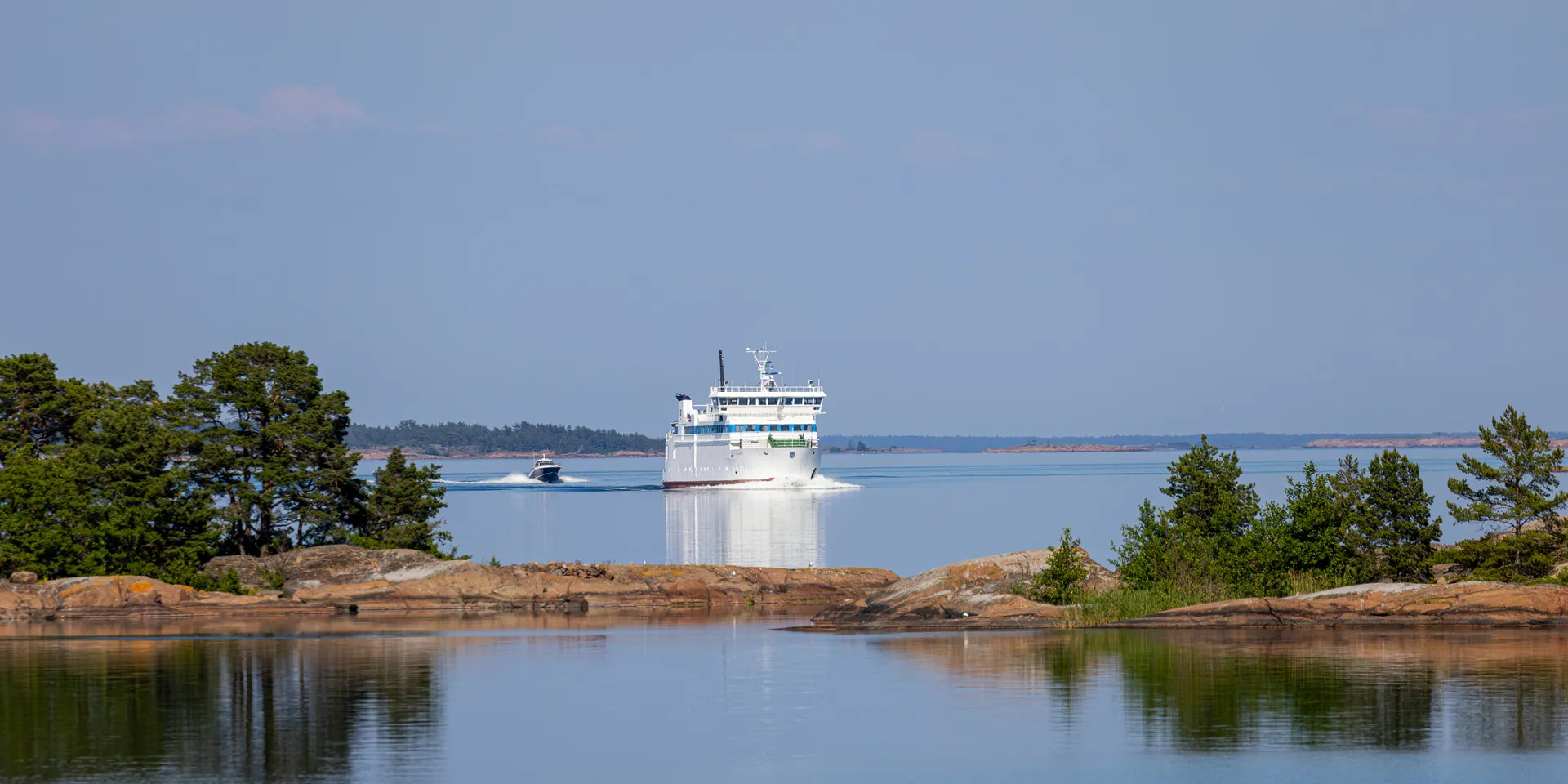 Färja i skärgård