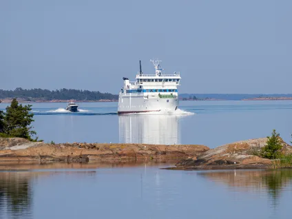 Färja i skärgård