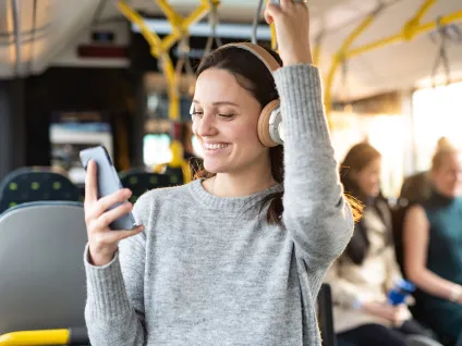 Tjej som åker buss